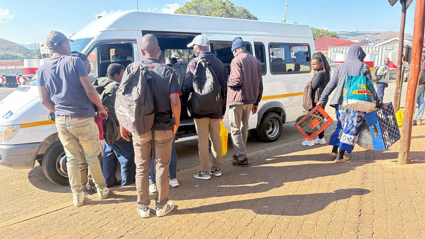 Some of the commuters boarding a kombi after they waited about four hours waiting for the comnpletion of the declaratiion process.